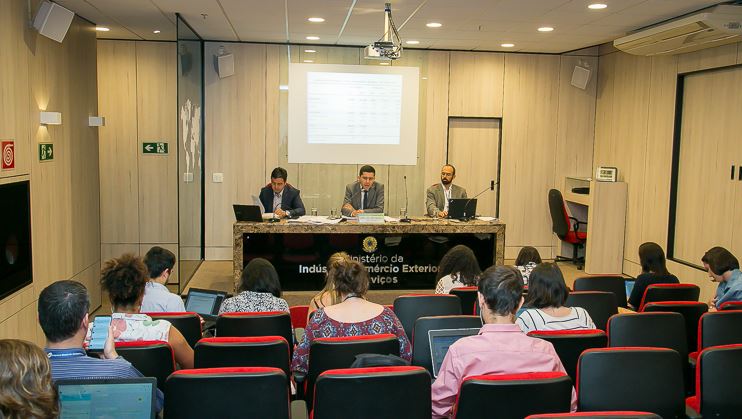 En ocho meses, el superávit comercial ya es mayor que la de todo el año pasado